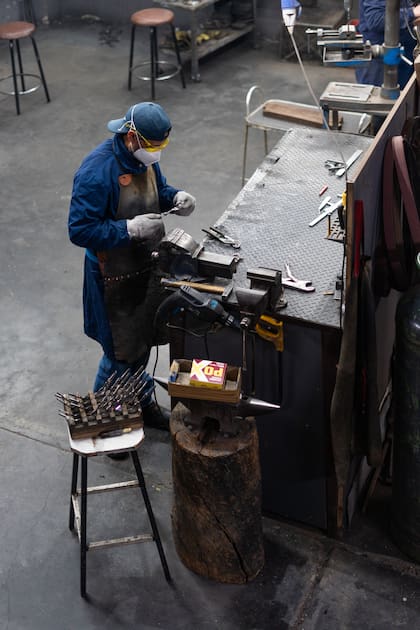 En el taller trabajan cuatro artesanos que elaboran cada pieza minuciosamente