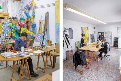 En el taller Yeruá, Hernán Torres (izquierda) trabaja en una exhibición en la que mostrará cinco años de su producción. A pocos metros se reúnen los diseñadores gráficos del estudio Lamas Burgariotti.