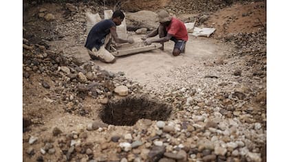 En el tamizado, los mineros intentan encontrar zafiros