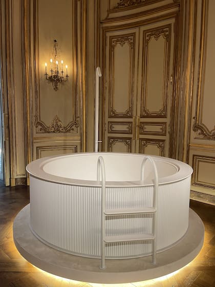 En el tanque de agua, eco del baño de una casa, se lee: “Los umbrales hablan. Los umbrales transforman”