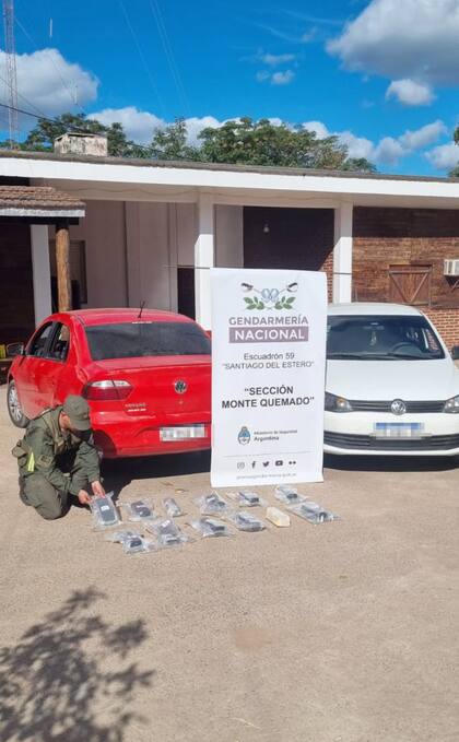 En el tanque de combustible del VW Voyage rojo requisado en Santiago del Estero iban ocultos 13,7 kilos de cocaína