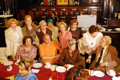 En "El té de los maestros", junto a Elena Lucena, Lydia Lamaison, Gogó Andreu, Amelia Bence, Duilio Marzio, Osvaldo Miranda, Gloria Monks y Beatriz Taibo