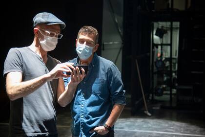 En el Teatro Coliseo, Bocca se encontró ayer con el elenco de "Piazzolla Futuro", el espectáculo que se estrena este sábado; en la foto, con Leo Kreimer, director general de la obra