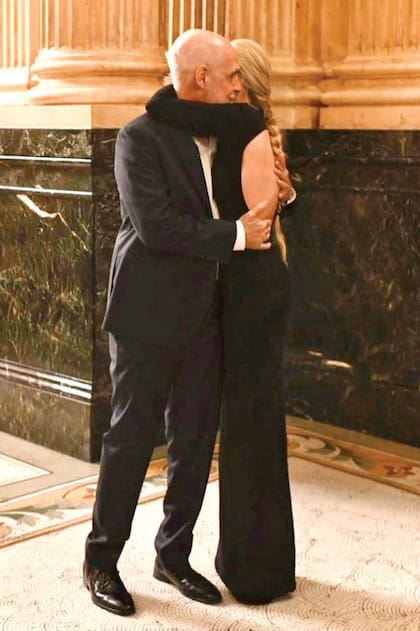 En el Teatro Colon, en el cierre de gestión de Horacio Rodríguez Larreta. "Cuando perdió, después de una interna muy dura, descubrí otro Horacio. 'Estoy segura de que vas a reinventarte', le dije. Y fue así. Al día siguiente, lo vi levantarse otra vez a las cinco de la mañana para seguir caminando por los barrios, charlando con los vecinos, sin nunca agraviar a nadie. Su resiliencia me llena de admiración", confiesa.