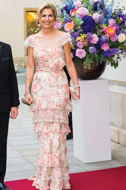 En el Teatro Estatal
de Praga, con el
mismo Valentino
(colección Couture de
Primavera 2006) con
volados, que llevó
hace quince años en
una comida previa a
la boda de Victoria
de Suecia y Daniel
Westling.