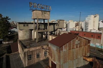 En el techo del edificio un gran cartel de Provita mira a todo el barrio desde lo alto; allí se ven signos de los años sin uso