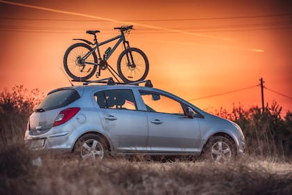 En el techo. Si la bicicleta no entra en el baúl, ésta es la mejor forma de transportarla porque no sobresale de las dimensiones del vehículo