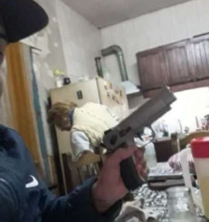 En el teléfono del delincuente encontraron varias imágenes con armas de fuego donde participan miembros de su familia