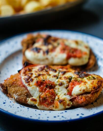 En el templo de la carne y el vino no falta una buena milanesa napolitana.