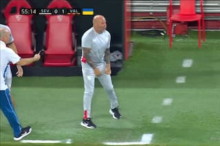 La última de Sampaoli: tras ser amonestado, festejó desafiante un gol... anulado
