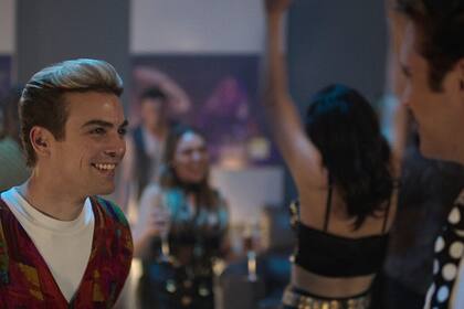 En el tercer episodio de la segunda temporada de la serie, el personaje de Cristian Castro le echa en cara a Luis Miguel su trabajo junto a Kiko Cibrián, desatando la furia del intérprete de "La incondicional"