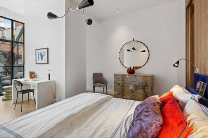 En el tercer nivel, dos suites de un dormitorio más grande disfrutan de vestidores y terrazas privadas.