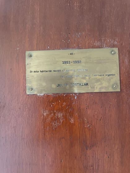 En el tercer piso, por escalera, la habitación donde pasó una temporada el escritor argentino está marcada con una chapita dorada, a modo de homenaje