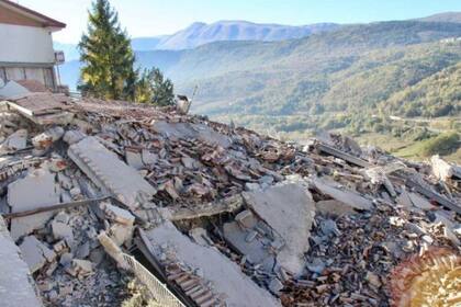 En el terremoto en L'Aquila, se informó de un residente que, después de ver los destellos dos horas antes del sismo, sacó a su familia a un sitio seguro