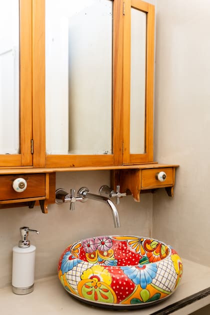 En el toilette, bacha de cerámica traída de México, sobre la cual cuelga una alzada rescatada en el cierre de un viejo hotel jujeño