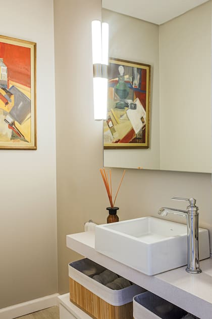 En el toilette, cuadro de Pilar Aramendi, aplique (Agüero Iluminación) y espejo (Filomar Cristales).