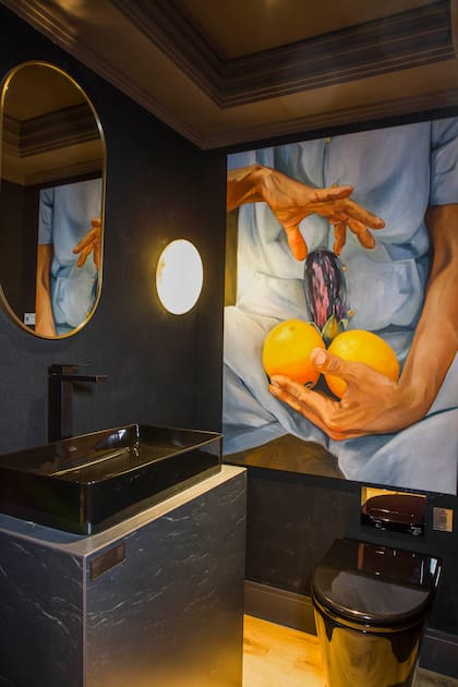 El soporte de bacha "Country Baja II" (Ferrum) está revestido con Purastone Prima Titanium Black. Grifería Dominic New (FV). Sanitario de colgar "Marina" (Ferrum).