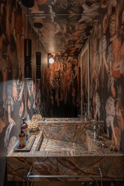 En el toilette, empapelado 'Manos' (Edición Particular). Bacha en mármol 'Forest Green'.
