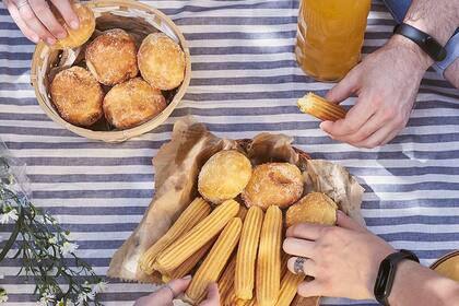 En El Topo, cada sucursal prepara y fríe su propia masa para asegurar una mordida crujiente.