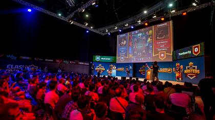 En el torneo cada jugador usa su teléfono, y se encuentran en una partida de Clash Royale que el público puede seguir en pantalla grande