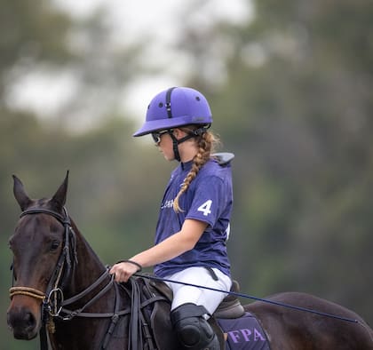 En el torneo femenino para probar el uso del protector cervical, el producto se coloca detrás del cuello como se ve en la foto, y se acomoda de manera que no se nota.