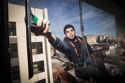 En el trabajo de altura se utilizan equipos y elementos aprobados por las normas de seguridad establecidas.
