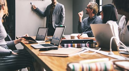 En el trabajo, uno no solo se define por lo visible, sino por cómo se entra a una reunión, cómo se ocupa el espacio, cómo se responde ante la presión o el desacuerdo