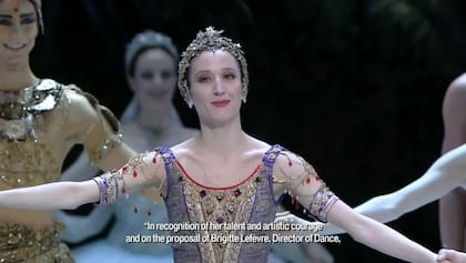 En el traje Gamzatti, al término de la función de "La Bayadera" de Nureyev, en 2012, cuando la sorprendieron con el discurso de su nombramiento como étoile