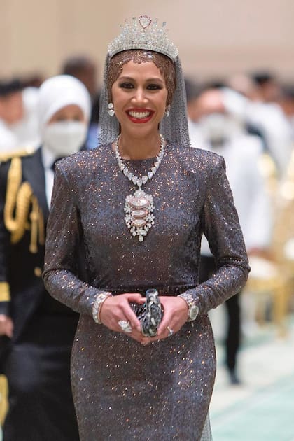 En el tramo final de la celebración, la tradición indica que los recién casados deben vestirse de gris. Aquí, la propuesta a puro lujo que llevó Azemah.  