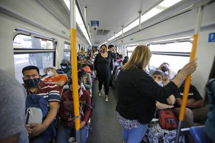 En el transporte público, sobre todo en el conurbano bonaerense, se da uno de los focos de contagios, según el Ministerio de Salud de la provincia
