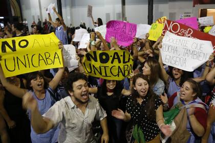 En el traspié del día 1 de la Feria, cientos de manifestantes con carteles sabotearon el acto oficial