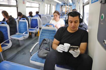 En el tren Mitre la gente viaja sentada, hay controles de los guardias en los vagones