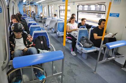 En el tren Mitre la gente viaja sentada, hay controles de los guardias en los vagones