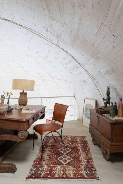 En el tríplex de Cecilia James en los Silos de Dorrego, kilim ‘Desert’ antiguo confeccionado en Anatolia y silla ‘Soma’ de cuero con estructura de hierro (todo de Desde Asia).