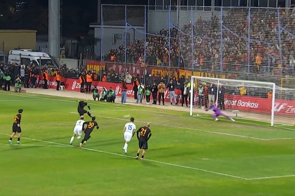 O argentino falhou duas vezes o pênalti, mas o Galatasaray conseguiu vencer com sua assistência. O argentino falhou duas vezes o pênalti, mas o Galatasaray conseguiu vencer com sua assistência.