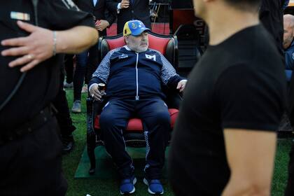 En el trono: Maradona siguió el partido desde un sillón rojinegro