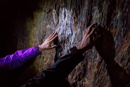 En el túnel, que data de mediados del siglo XIX, las paredes de piedra permanecen como entonces.