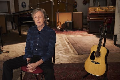 En el último disco, Paul McCartney lo acompaña en la canción Bite My Head Off (Muérdeme la cabeza) que, como reconoce Jagger, "es un tema muy punk"