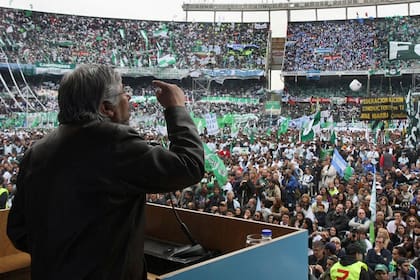 El 17 de octubre de 2010, en el estadio de River, ante Néstor y Cristina Kirchner, Moyano presionó para que "un trabajador llegue a la Casa Rosada"; fue el comienzo de la crisis con la actual vicepresidenta