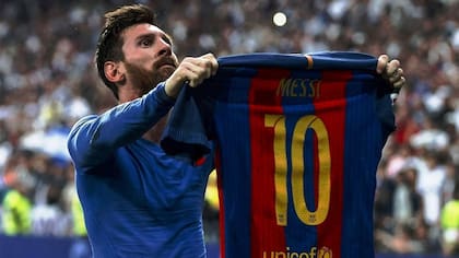 En el último partido en el Santiago Bernabéu, Messi la rompió; Barcelona se acercó pero no le pudo quitar el título a los merengues