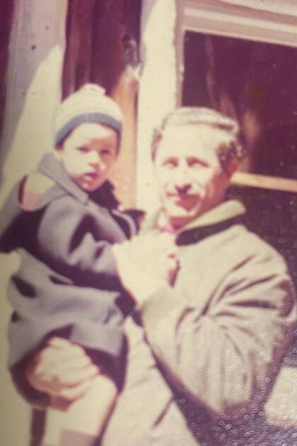 En el último posteo que subió Mariano Caprarola a Instagram se lo ve a él, de niño, en brazos de su papá bocha