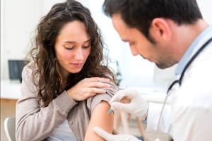 Un exministro de Salud reveló los tres motivos de la caída de la vacunación y dijo que “discutir su eficacia es bizarro”