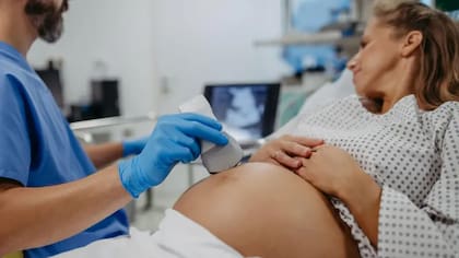 En el último trimestre del embarazo la presión sobre la vejiga hace que las mujeres deban ir al baño con mucha más frecuencia