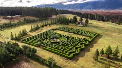 En el Valle de Epuyen rodeado por la impresionante presencia de los Andes, el laberinto Patagonia es uno de los más importantes de Sudamérica