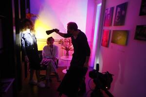 En el variado recorrido por la feria es posible posar ante las cámaras de Arturo Aguiar y Nahuel Alfonso en el stand de Arte-online.net y llevarse un retrato profesional por valores que van desde los 40.000 a los 60.000 pesos