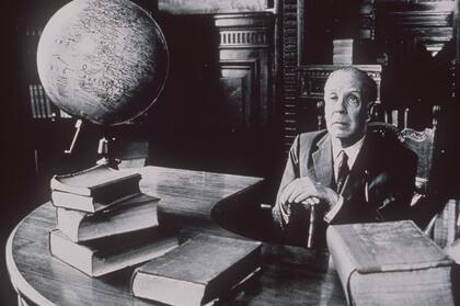 En la vasta obra literaria de Jorge Luis Borges es imposible hallar una novela