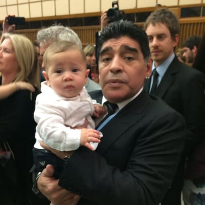 En el Vaticano, Jimena se encontró con Diego Maradona, quien tomó su hijo Momo en brazos para una foto (Foto: Instagram @jmena)