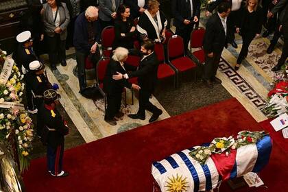 En el velatorio de Mujica, Topolansky recibió en persona las condolencias de los presidentes Gabriel Boric (Chile) y Lula da Silva (Brasil).