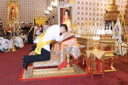 En el velatorio de Sirikit, su hijo le rinde homenaje