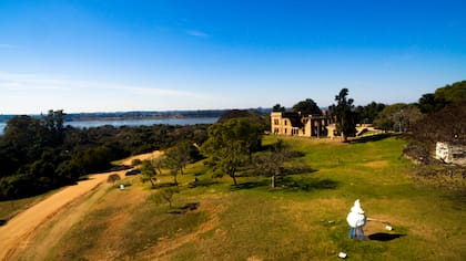 En el verano de 1929, el aviador francés aterrizó de emergencia en el predio del castillo, en las barrancas más lindas de Concordia, y conoció a las nenas Suzzane y Edda que vivían allí